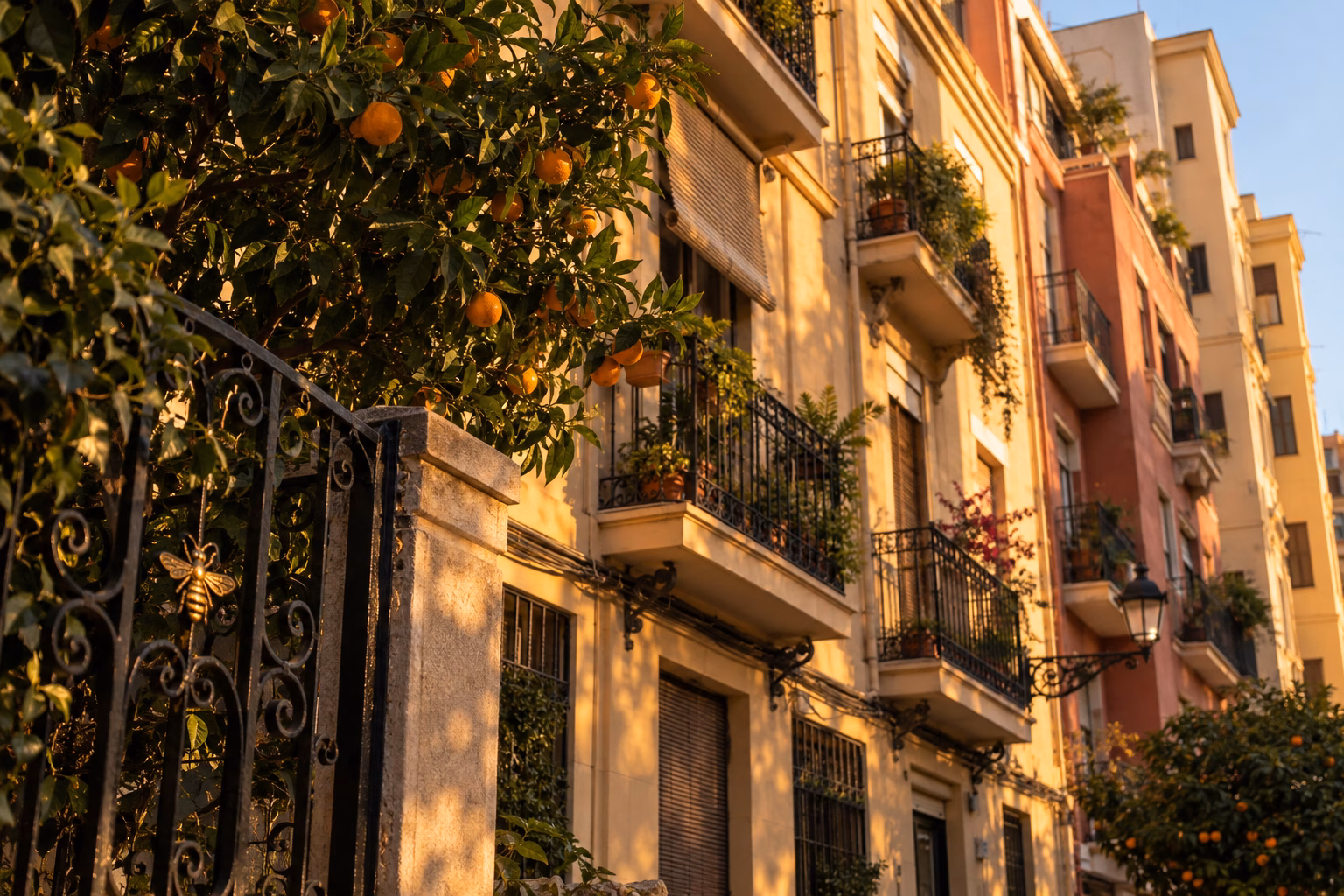 Ilustración residencial inspirada en Benicalap, con fachadas y luz dorada.